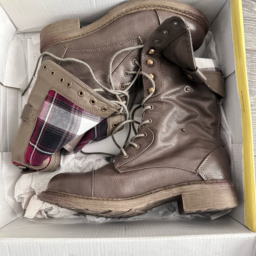Combat boots